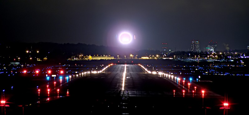An aircraft approaching runway 35 in Manchester, New Hampshire at night