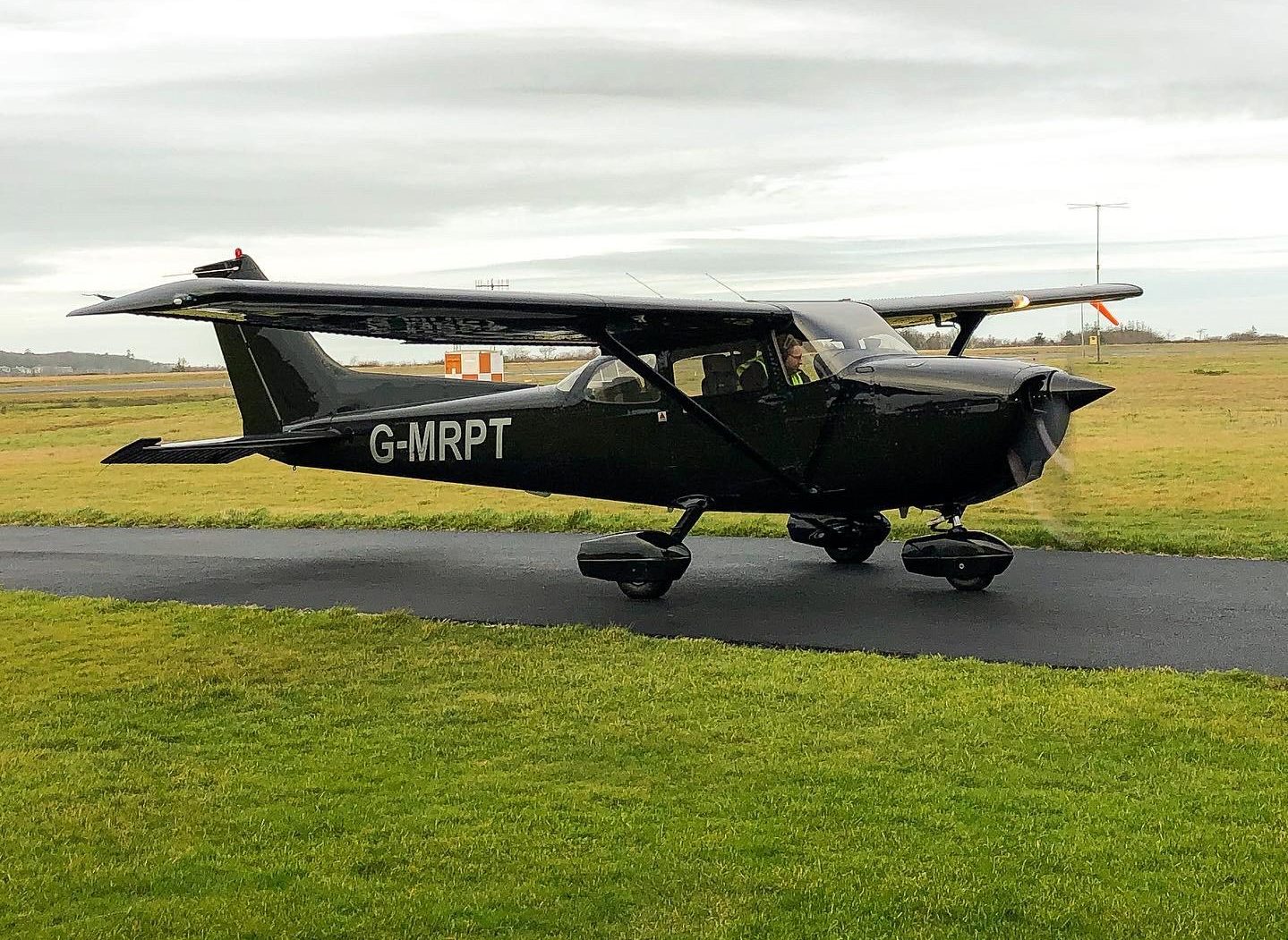 C172 G-MRPT taxiing into the Aero Club
